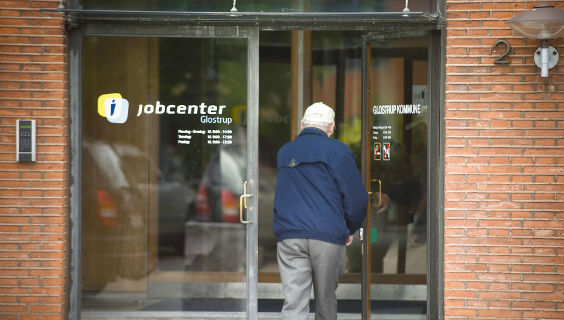 Ældre mand på vej ind i jobcenter